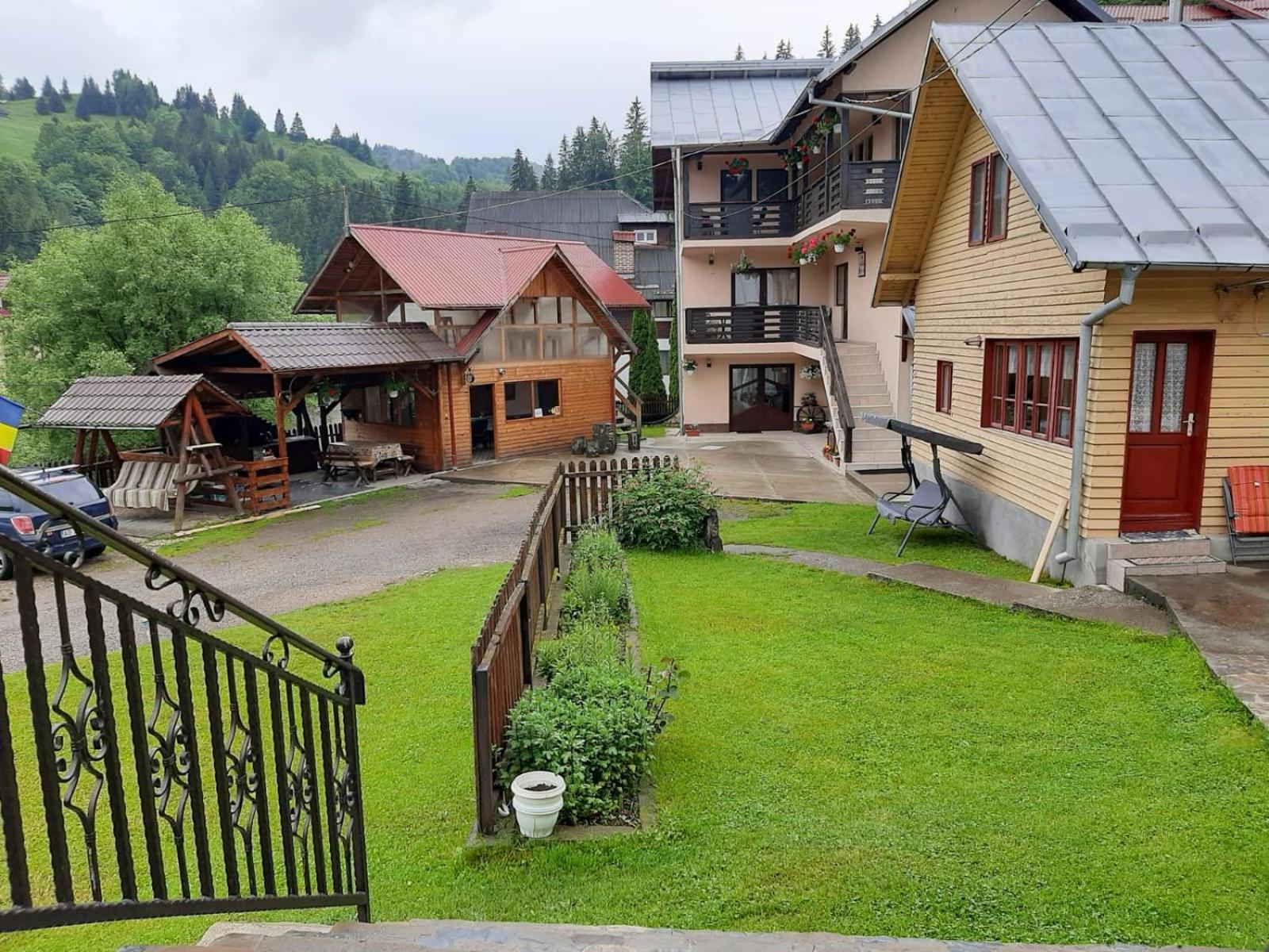 Lip Si Ely Hotel Dîmbovicioara Kültér fotó
