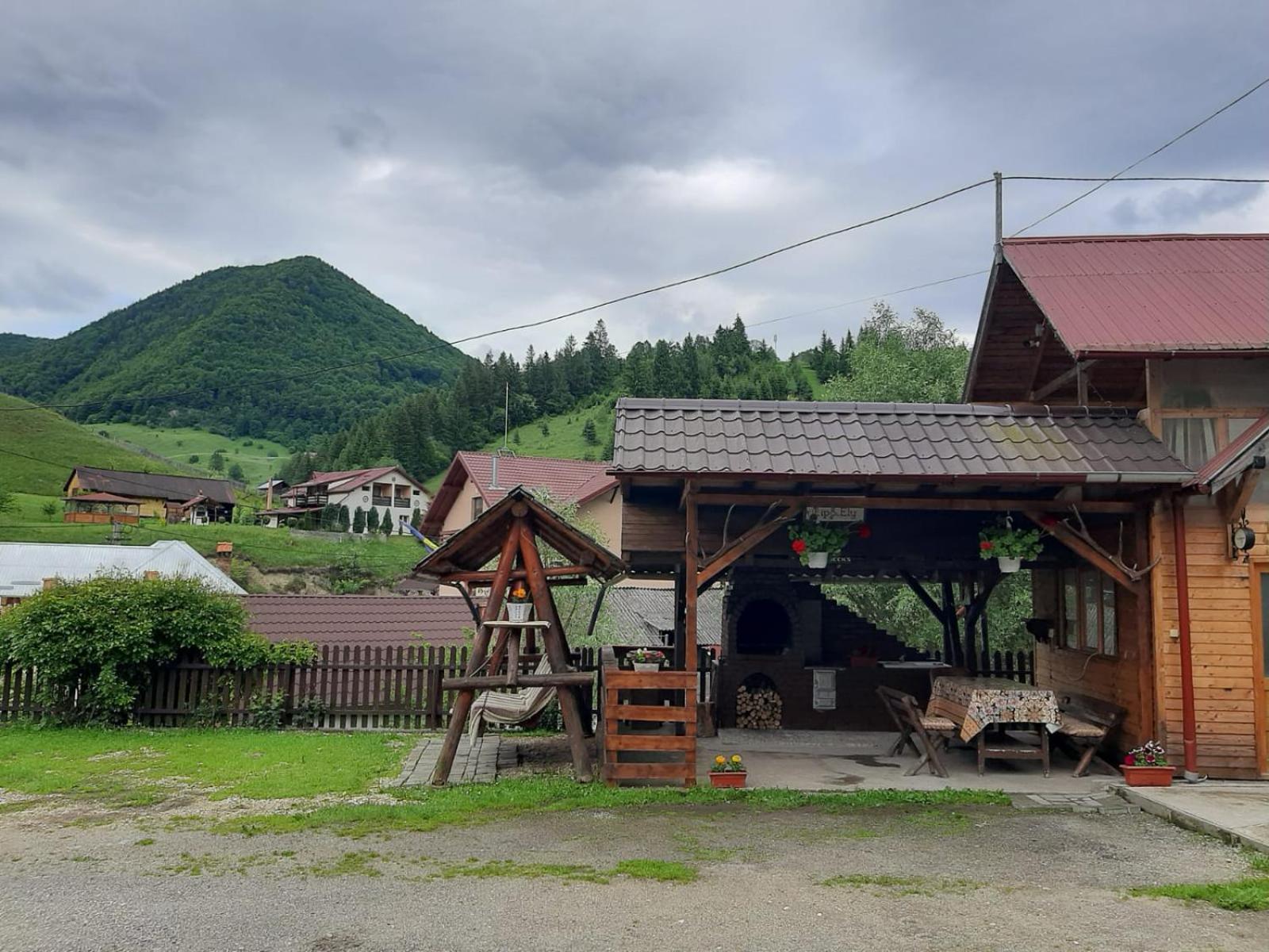 Lip Si Ely Hotel Dîmbovicioara Kültér fotó