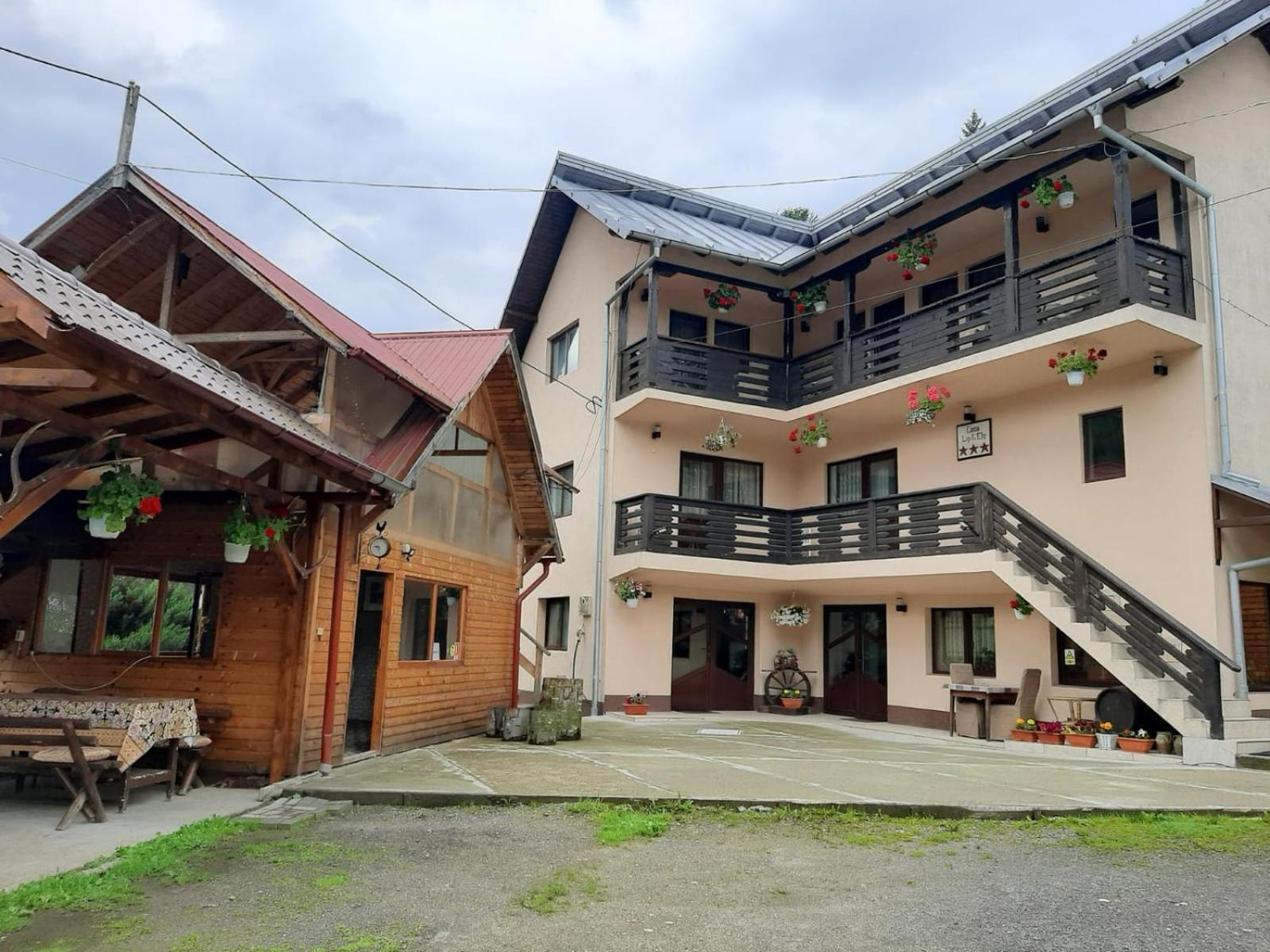 Lip Si Ely Hotel Dîmbovicioara Kültér fotó