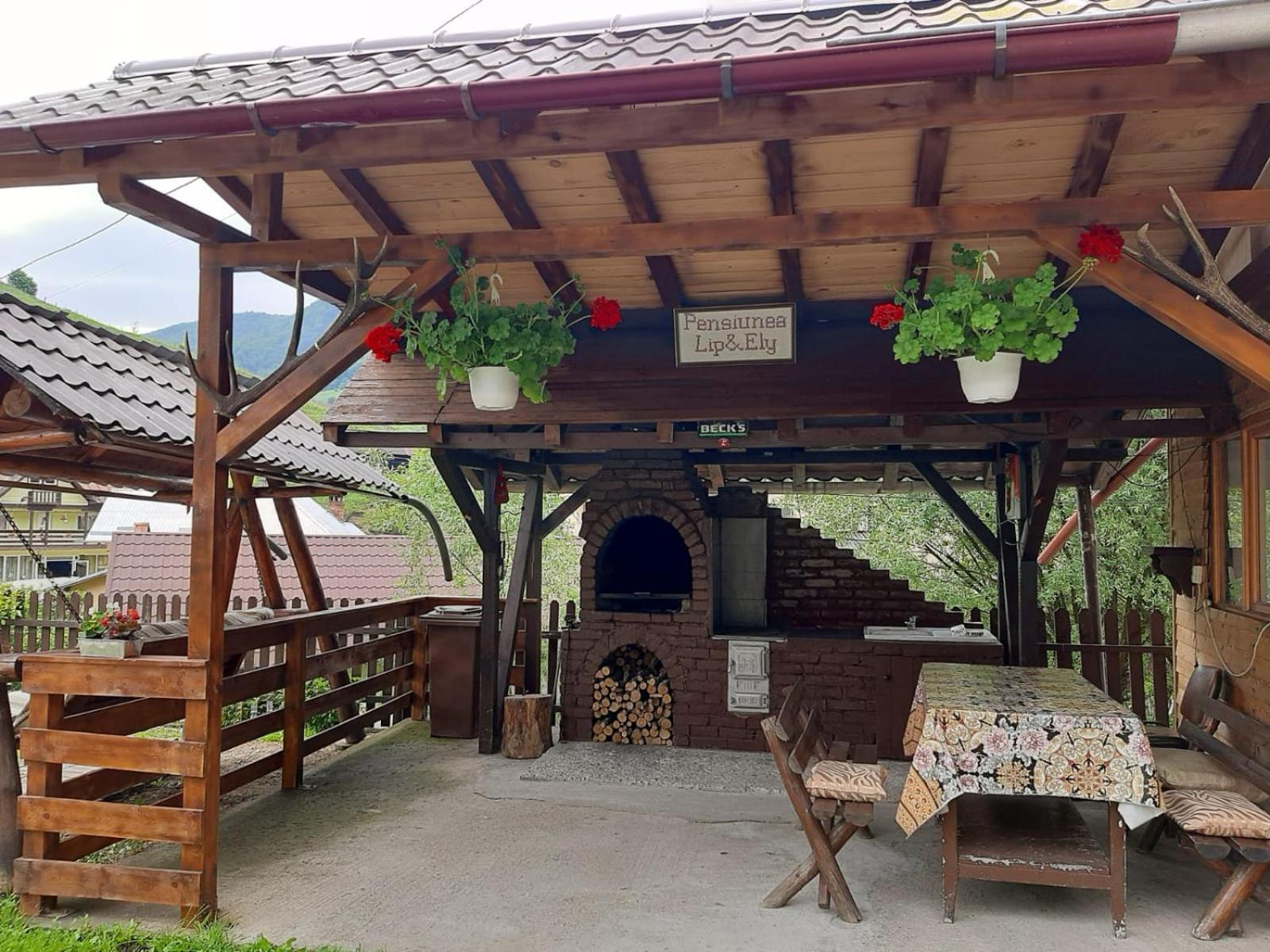 Lip Si Ely Hotel Dîmbovicioara Kültér fotó