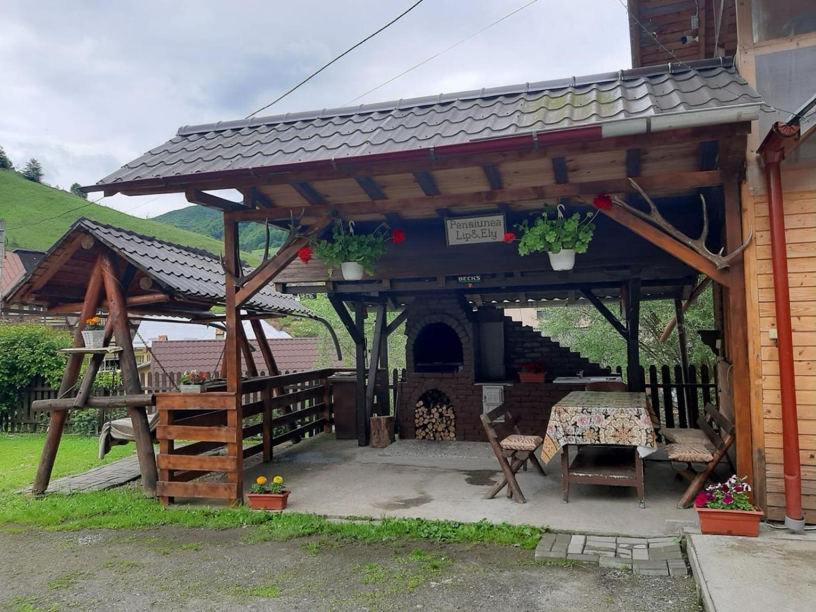 Lip Si Ely Hotel Dîmbovicioara Kültér fotó