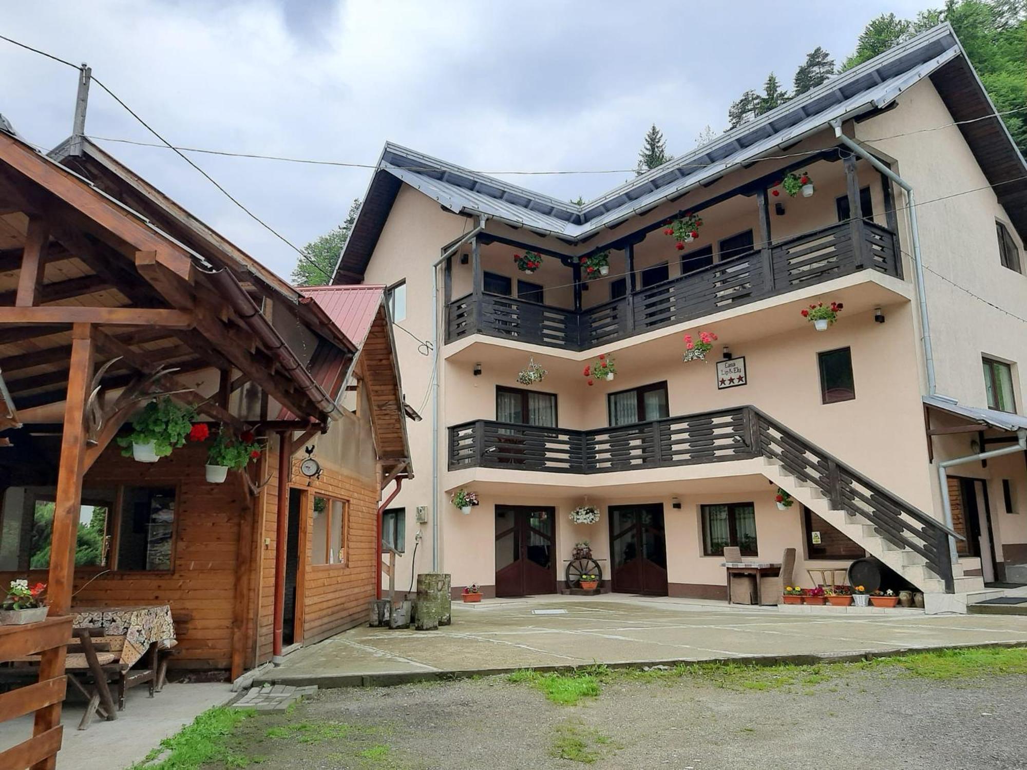 Lip Si Ely Hotel Dîmbovicioara Kültér fotó
