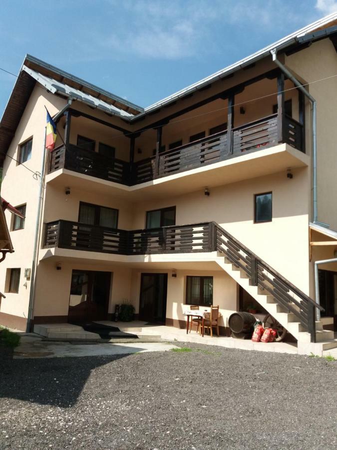 Lip Si Ely Hotel Dîmbovicioara Kültér fotó